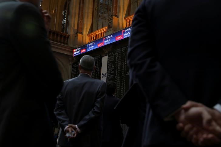 &copy; Reuters. FOTO DE ARCHIVO. Interior de la Bolsa de Madrid