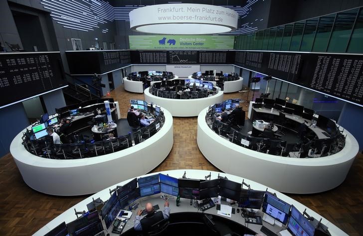 &copy; Reuters. Трейдеры на Франкфуртской фондовой бирже