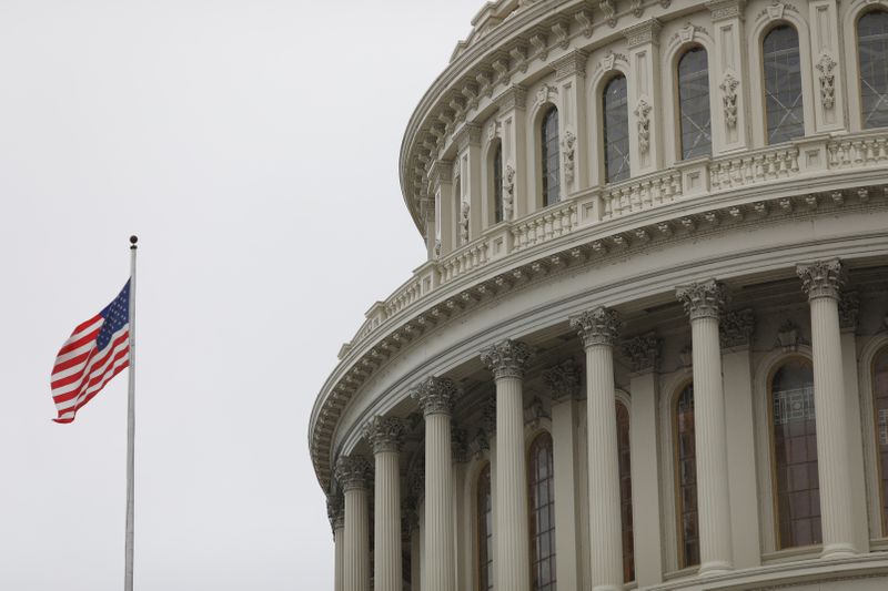 © Reuters. FOTO DE ARCHIVO: El Capitolio de EE. UU. Durante una tormenta de la mañana, después de que el Congreso acordó un paquete de estímulo económico multimillonario creado en respuesta a las consecuencias económicas del Coronavirus COVID-19, en Capitol Hill en Washington