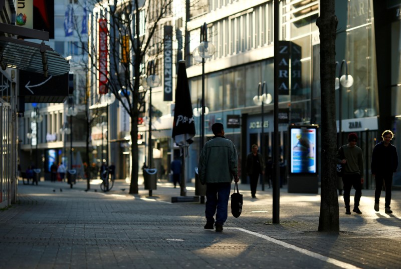 &copy; Reuters. FILE PHOTO: People walk in the main shopping street as shops are closed during the spread of the coronavirus disease (COVID-19) in Cologne