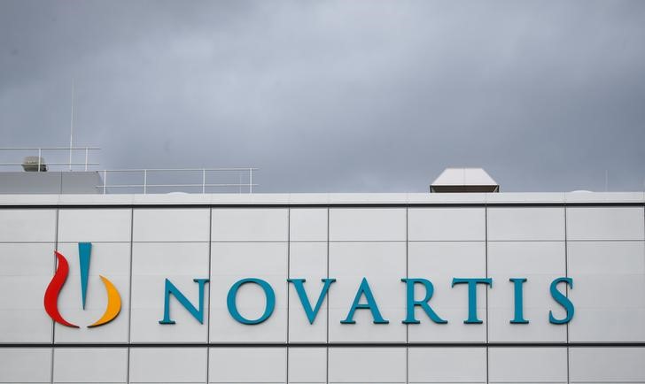 &copy; Reuters. FOTO DE ARCHIVO: El logotipo de Novartis en la fábrica de terapia celular y genética del fabricante suizo de medicamentos en Stein