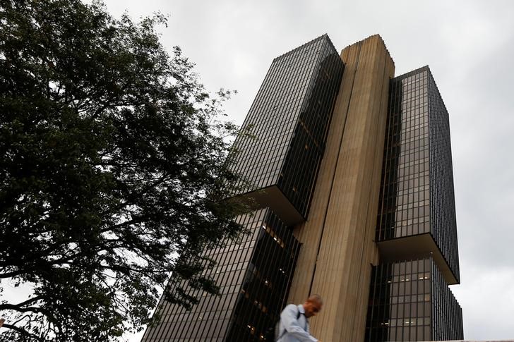 © Reuters. Homem caminha em frente à sede do Banco Central em Brasília
