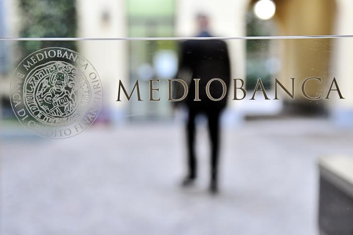 &copy; Reuters. Logo di Mediobanca presso la  sede centrale di Mediobanca a Milano