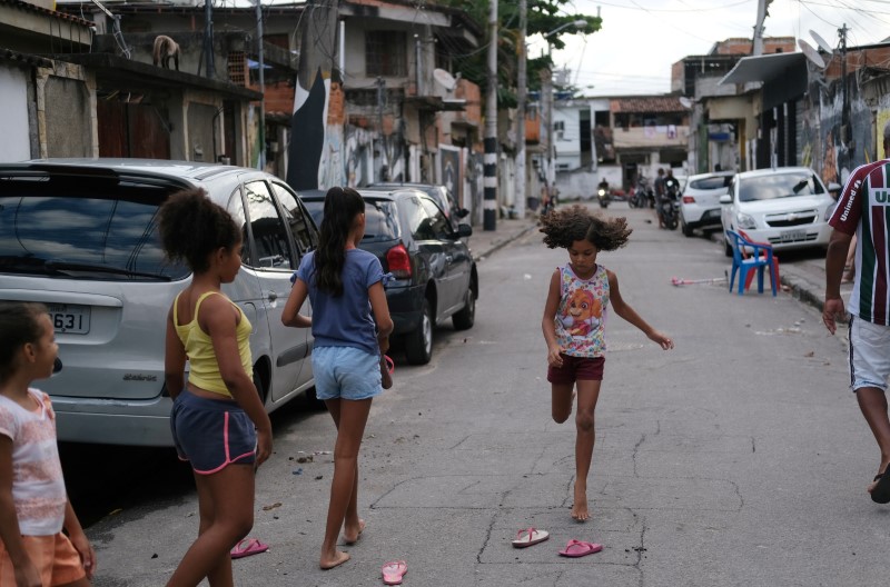© Reuters. Crianças sem aula devido ao coronavírus brincam na Cidade de Deus, no Rio de Janeiro
