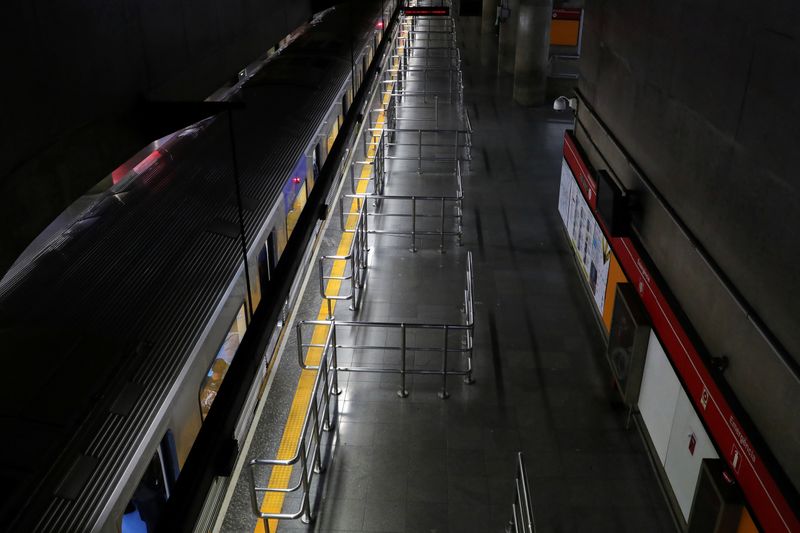 © Reuters. Estação de metrô vazia no primeiro dia de quarentena em São Paulo
