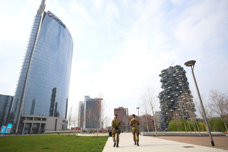 &copy; Reuters. FOTO DE ARCHIVO: Soldados del ejército italiano patrullan las calles después de ser desplegados en la región de Lombardía para hacer cumplir el bloqueo contra la propagación de la enfermedad coronavirus (COVID-19) en Milán, Italia