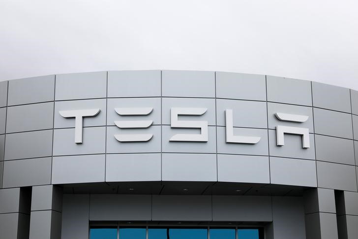 © Reuters. A Tesla service center is shown in Costa Mesa, California