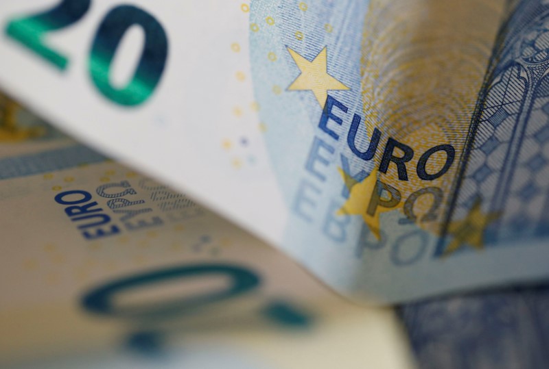 &copy; Reuters. FILE PHOTO: 20 Euro banknotes are seen in a picture illustration, in Bordeaux, Southwestern France