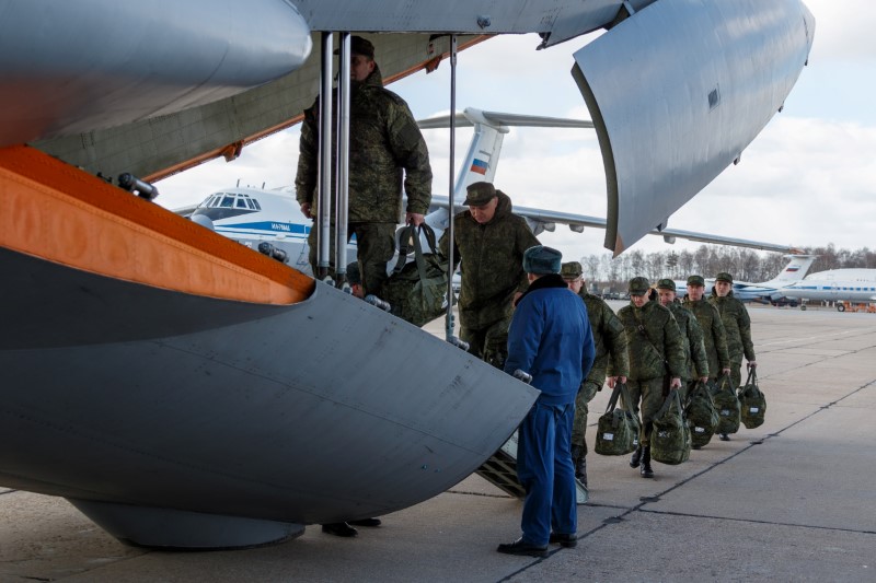 &copy; Reuters. FOTO DE ARCHIVO: Especialistas militares rusos abordan un avión de transporte con destino a Italia, afectado por el brote de la enfermedad coronavirus (COVID-19), en un aeródromo militar en la región de Moscú, Rusia, el 22 de marzo de 2020