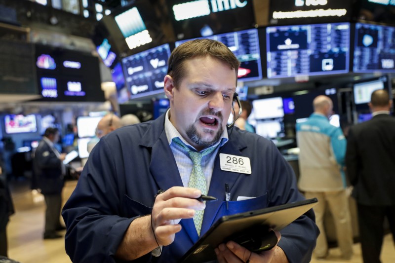 © Reuters. FILE PHOTO: Traders work on the floor of the NYSE in New York