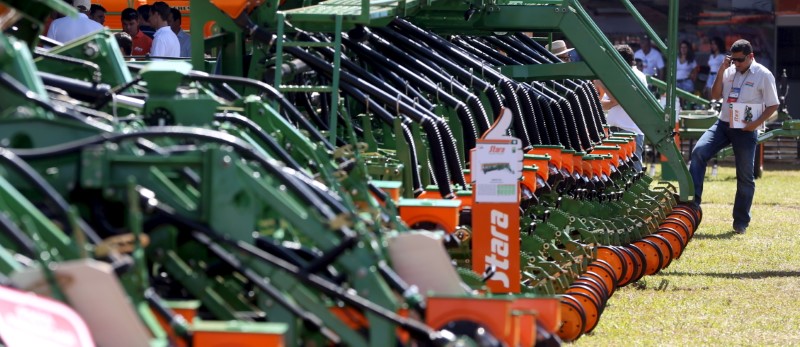 © Reuters. Máquinas agrícolas expostas na Agrishow, feira do setor em Ribeirão Preto (SP)