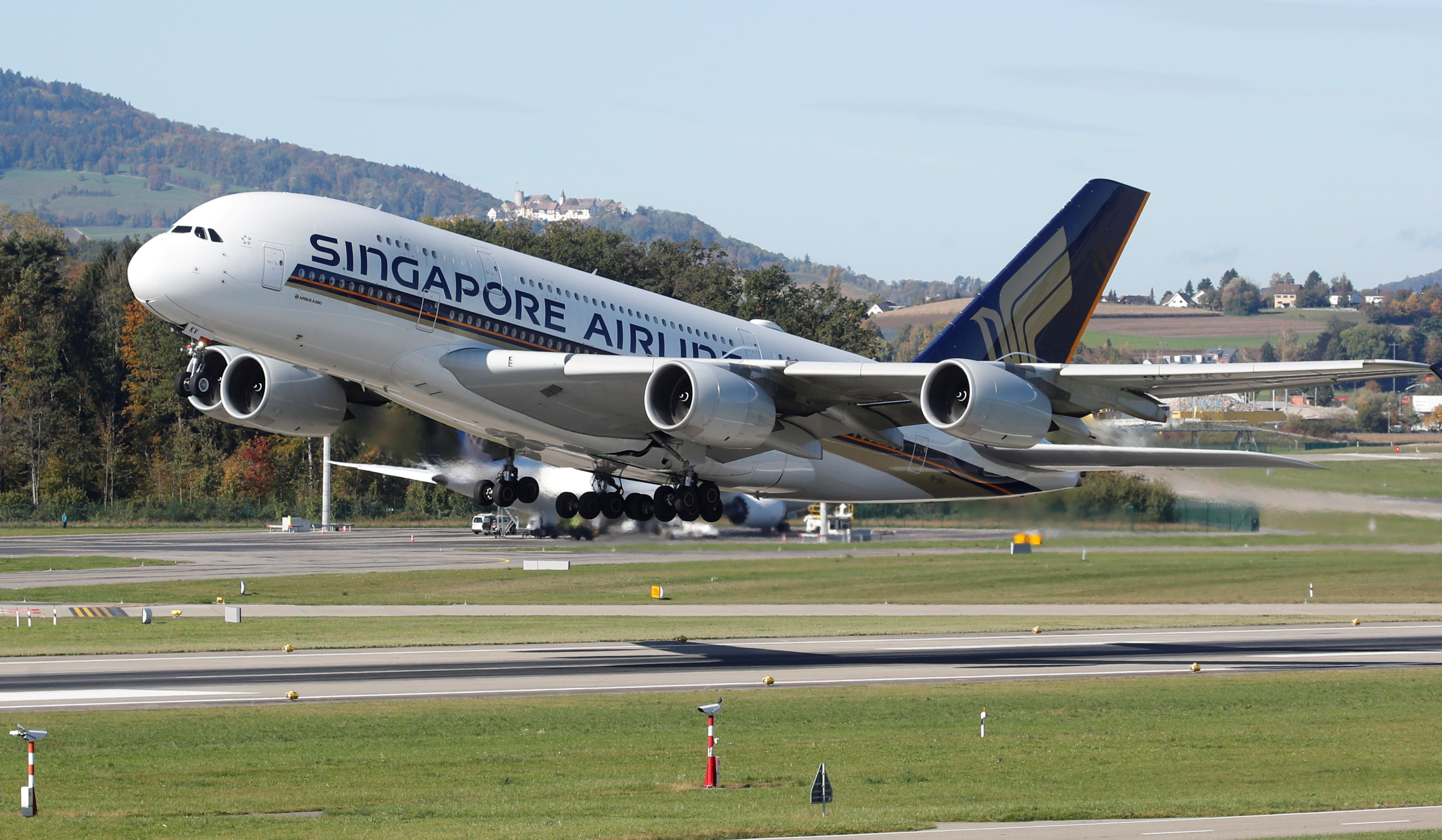 &copy; Reuters. FILE PHOTO: Airbus A380-800 aircraft of Singapore Airlines takes off from Zurich airport