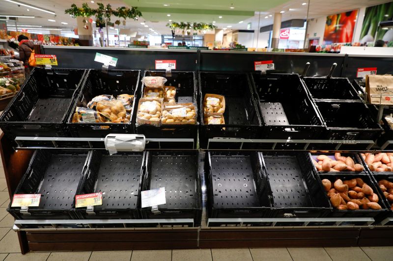 © Reuters. Prateleiras parcialmente vazias em supermercado de Potsdam, Alemanha