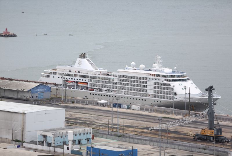 &copy; Reuters. Navio de cruzeiro em que estava turista canadense diagnosticado com covid-19 no Recife
