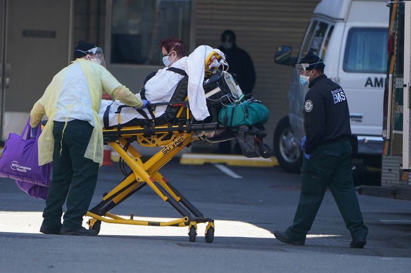 &copy; Reuters. Paciente é transportada de ambulância para hospital em Manhattan