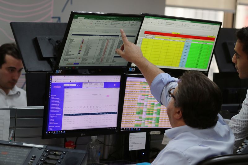 © Reuters. Operadores da corretora Necton durante sessão da bolsa de valores de SP