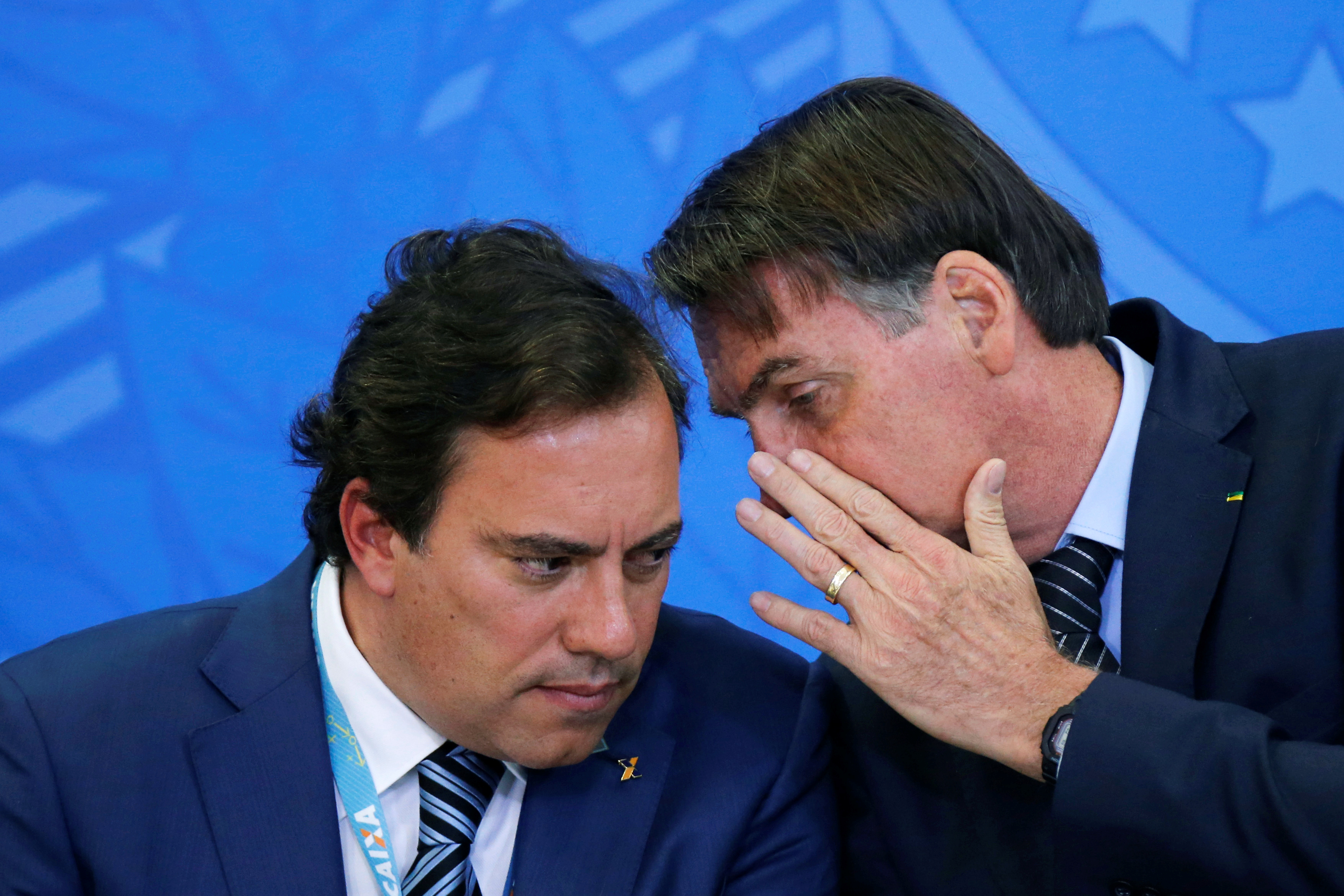 © Reuters. Presidente da Caixa, Pedro Guimarães, ao lado do presidente Jair Bolsonaro