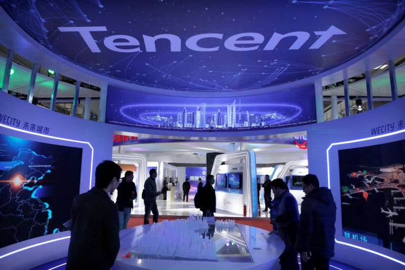 &copy; Reuters. People visit Tencent&apos;s booth at the World 5G Exhibition in Beijing