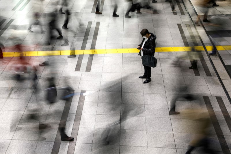 &copy; Reuters. A man wearing a protective face mask stands at the Shinagawa station in Tokyo