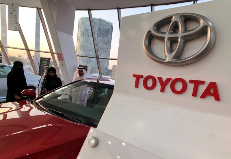 &copy; Reuters. Customers look at 2019 Camry Hybrid in Toyota dealer in Dhahran, Saudi Arabia