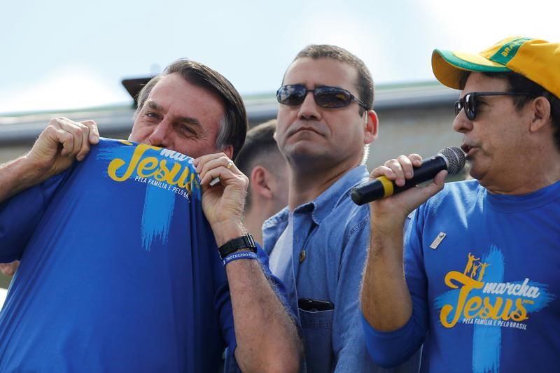 &copy; Reuters. Foto de archivo del presidente de Brasil, Jair Bolsonaro, junto al obispo Robson Rodovalho durante una marcha evangélica en Brasilia