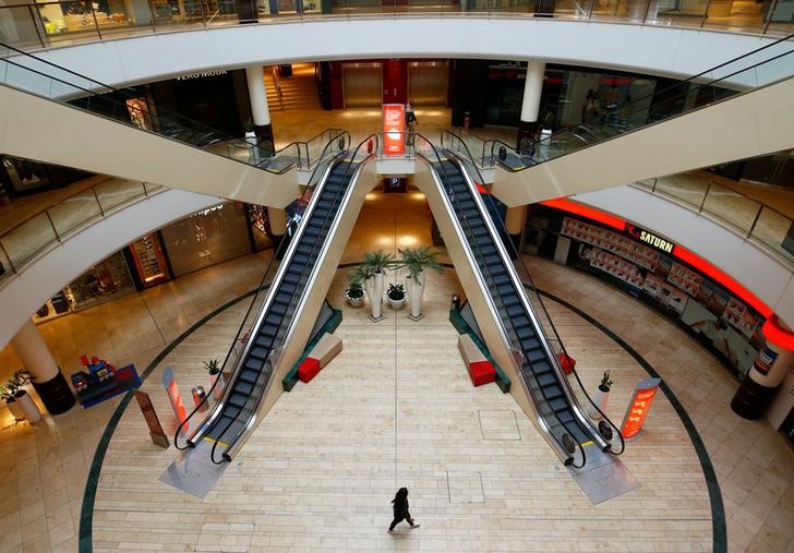 © Reuters. Foto de archivo de una persona caminando en un centro comercial prácticamente desierto en Leverkusen, Alemania