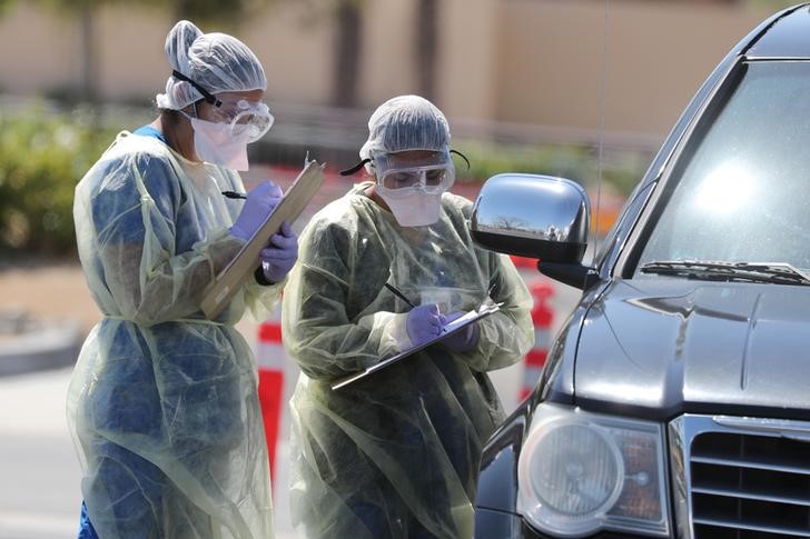 &copy; Reuters. Personal de un hospital realiza chequeos por COVID-19, la enfermedad provocada por el coronavirus, a automovilistas en Indian Wells, California, EEUU