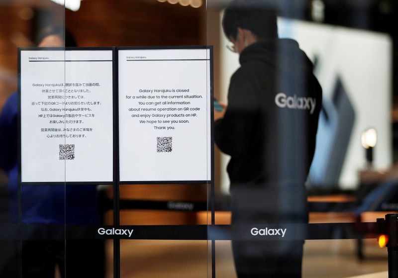 © Reuters. Closed notices are displayed at the entrance of Galaxy Harajuku store in Tokyo
