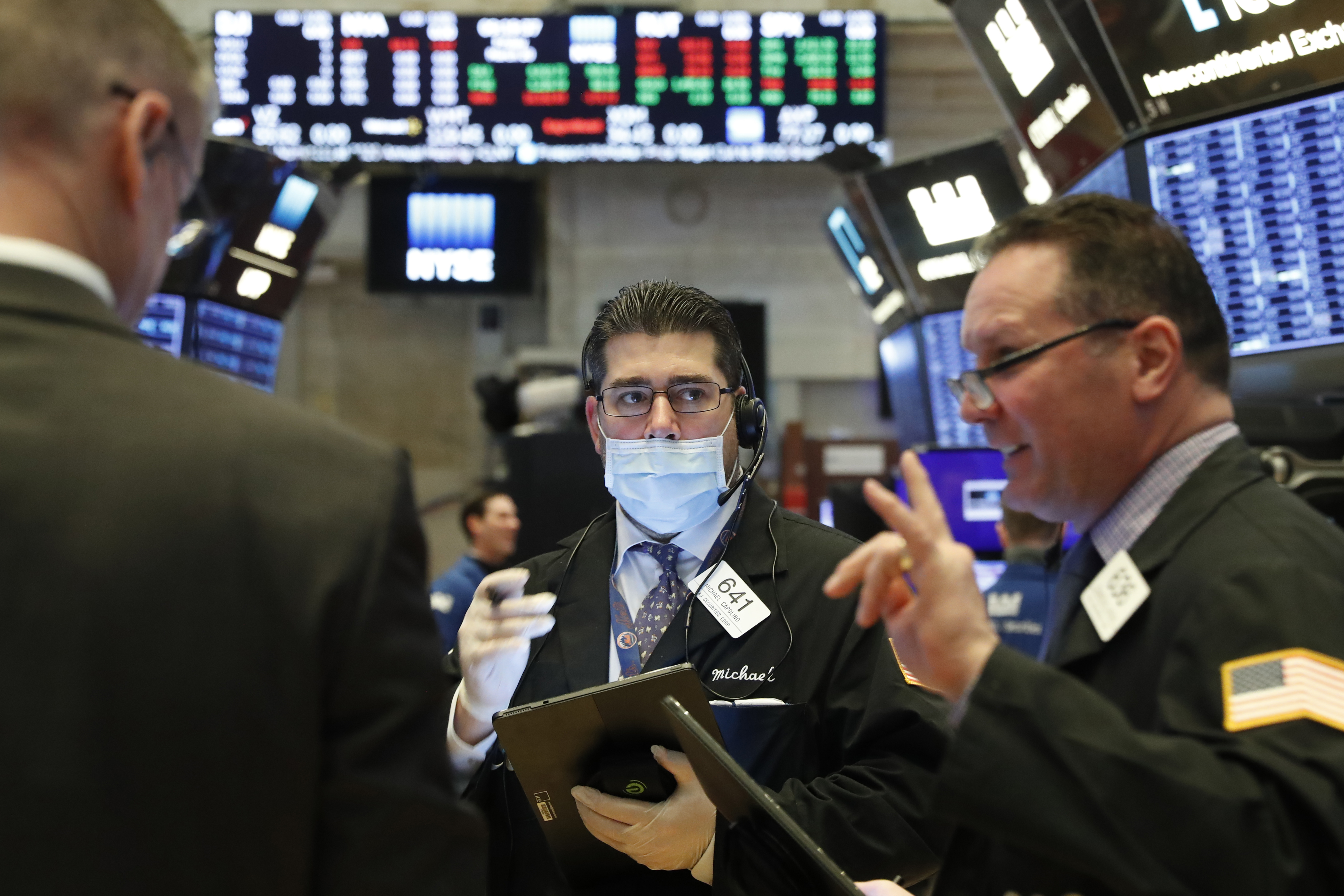 © Reuters. Traders work on the floor of the NYSE in New York