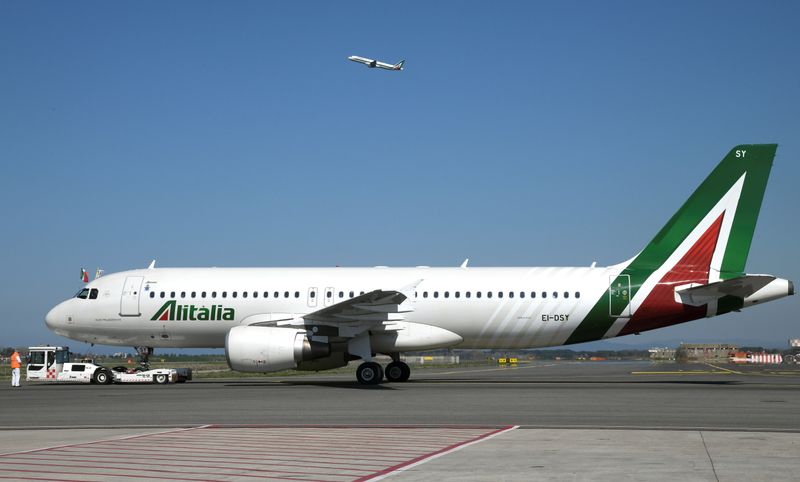 &copy; Reuters. Un aeromobile di Alitalia presso l&apos;aeroporto romano di Fiumicino, 30 marzo 2019