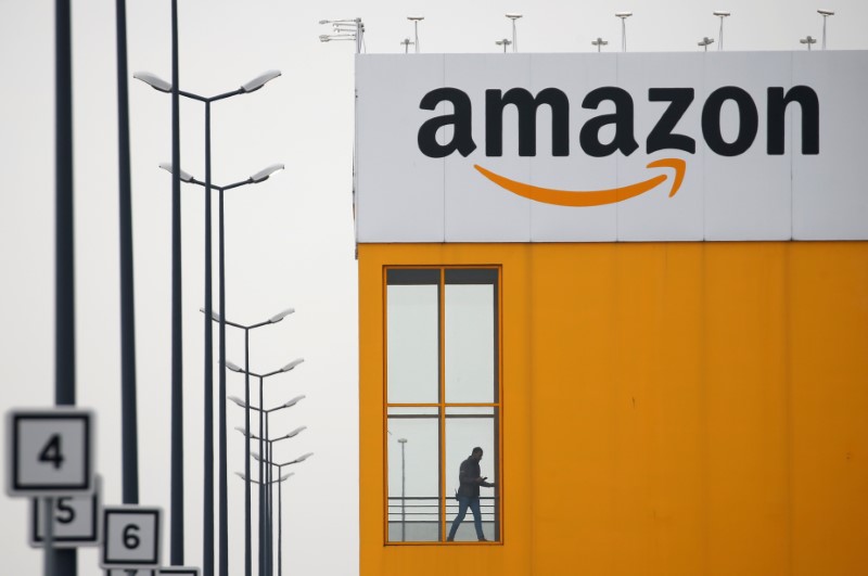 © Reuters. FOTO DE ARCHIVO: El logotipo de Amazon se ve en el centro logístico de la compañía en Lauwin-Planque
