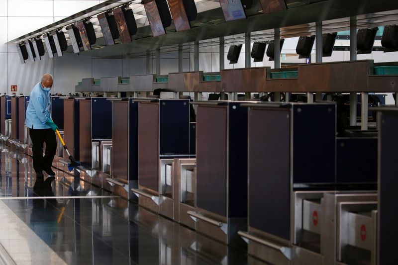 © Reuters. A cleaner works at Hong Kong International Airport, following the novel coronavirus disease (COVID-19) outbreak, in Hong Kong
