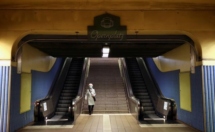 &copy; Reuters. Una donna presso l&apos;Alte Oper opera house di Francoforte, città deserta da quando il governo ha annunciato una stretta a livello nazionale per contenere il dilagare del coronavirus