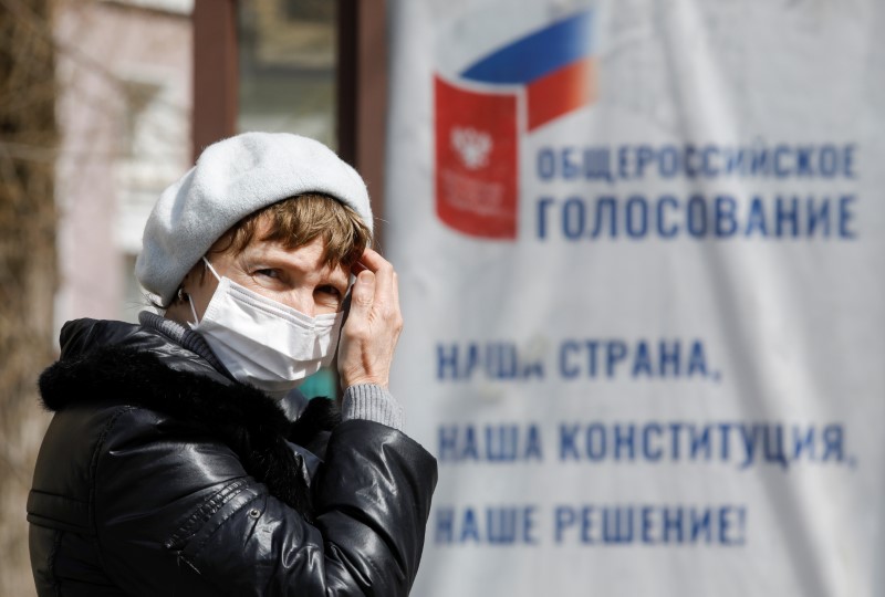 © Reuters. Mulher usa máscara de proteção em Stavropol, na Rússia