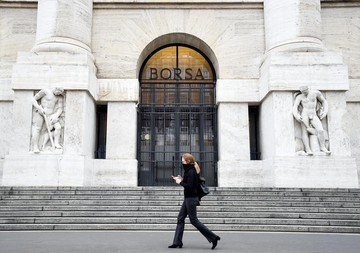 &copy; Reuters. Una donna davanti al palazzo che ospita la Borsa di Milano