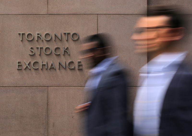 &copy; Reuters. FILE PHOTO: Businessmen pass the Toronto Stock Exchange sing in Toronto