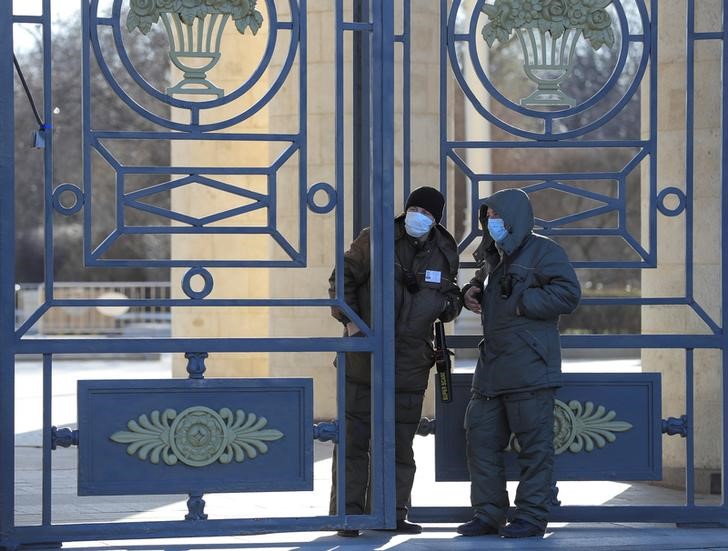 &copy; Reuters. Охранники у входа в Парк Горького в Москве