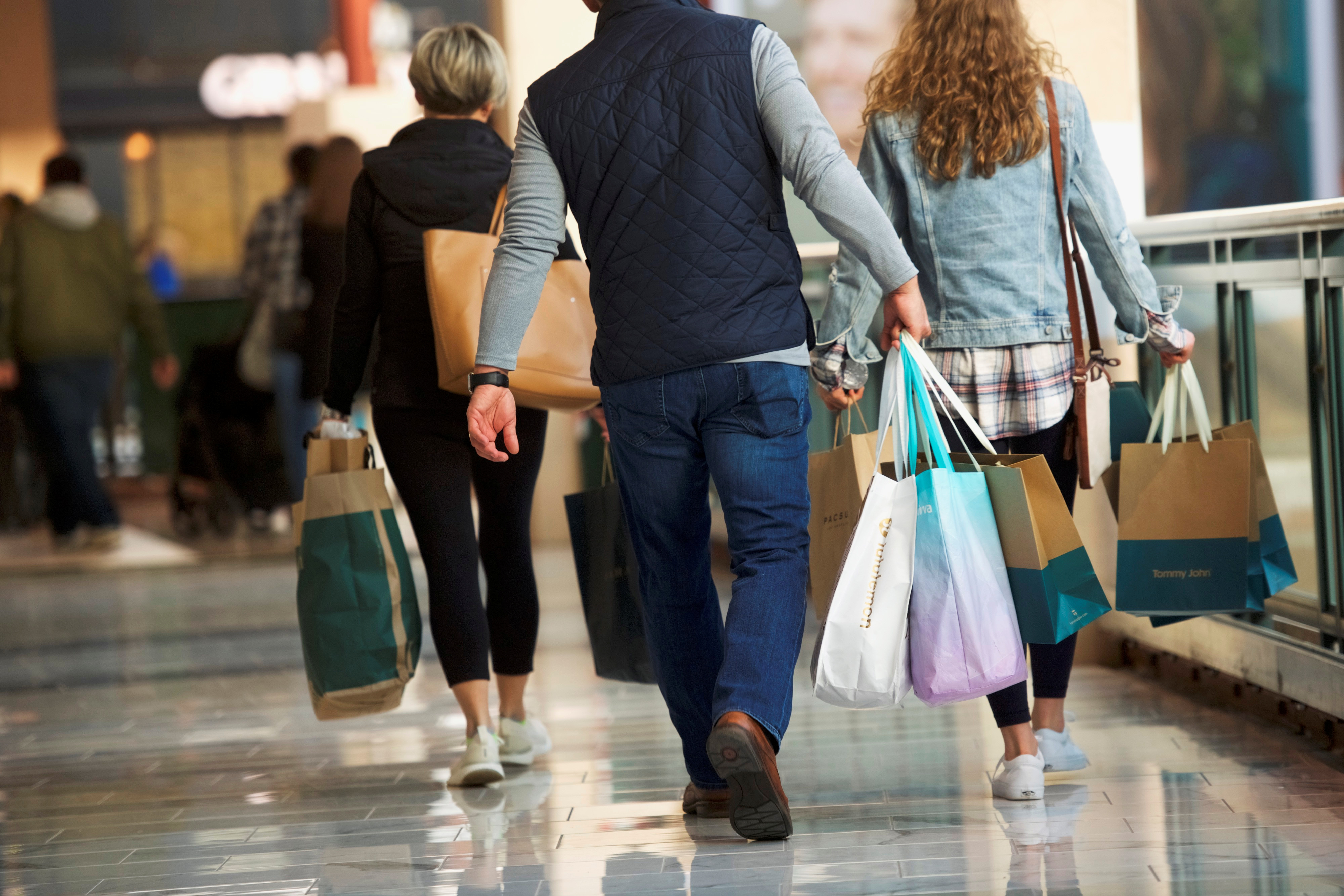 &copy; Reuters. Shoppers carry bags of purchased merchandise at the King of Prussia Mall, United States&apos; largest retail shopping space, in King of Prussia