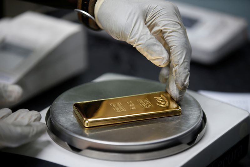 &copy; Reuters. Работник завода AGR взвешивает слиток золота весом 1 кг