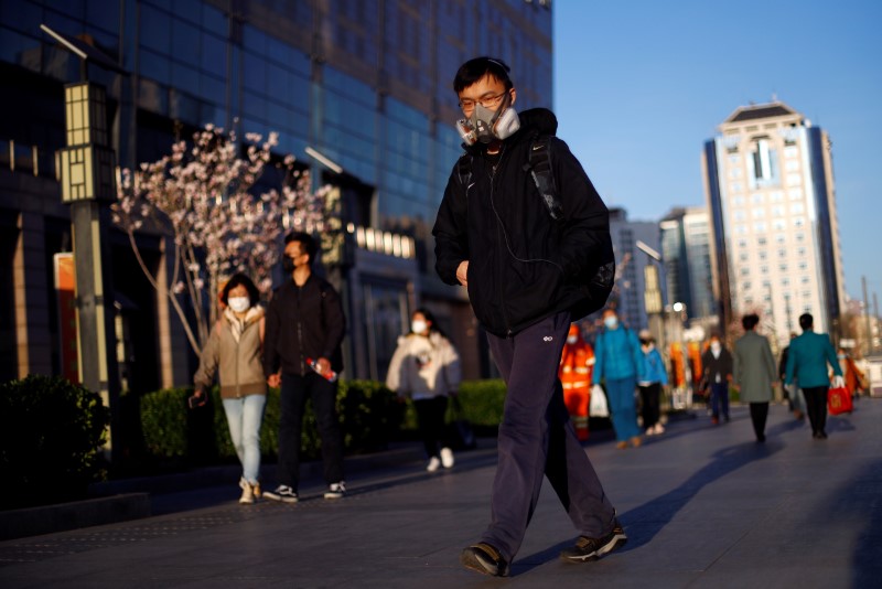 &copy; Reuters. Passageiro usando máscara de proteção entra em estação de metrô em Pequim