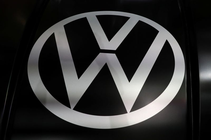 &copy; Reuters. El logo de Volkswagen se muestra en el Salón del Automóvil de Los Ángeles, California, EEUU, el 20 de noviembre de 2019