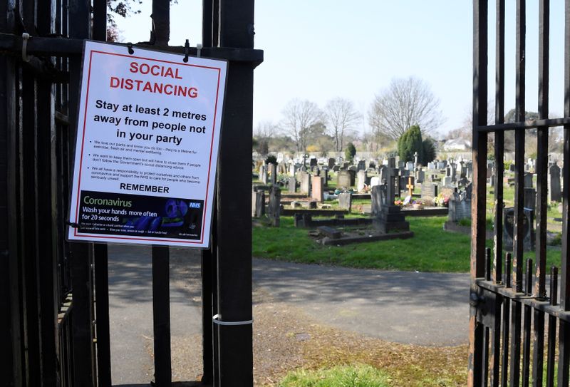 &copy; Reuters. Alerta sobre distanciamento social na entrada de cemitério em Londres