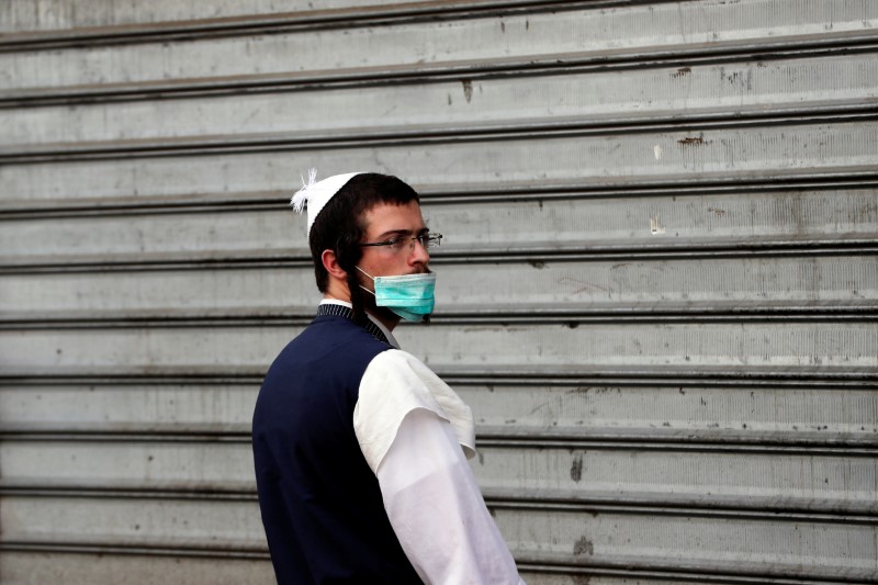 &copy; Reuters. Judeu ultraortodoxo usa máscara de proteção em rua de Jerusalém