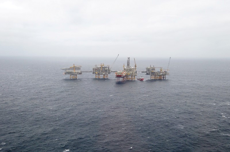 © Reuters. FILE PHOTO: A general view of the Equinor's Johan Sverdrup oilfield platforms in the North Sea