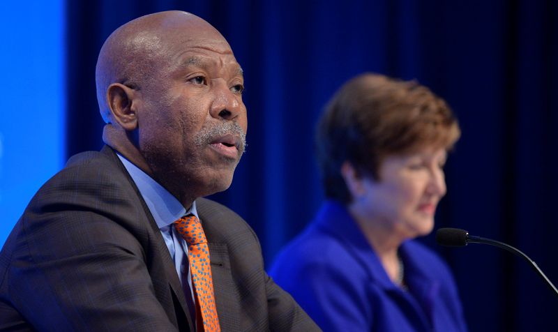 © Reuters. Presidente do Comitê Monetário e Financeiro Internacional, Lesetja Kganyago, ao lado da diretora-gerente do FMI, Kristalina Georgieva