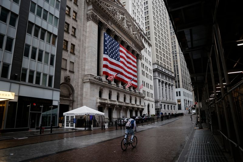 &copy; Reuters. Un uomo in bicicletta attraversa Wall Street, quasi deserta per via del coronavirus