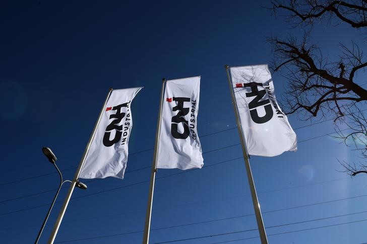 &copy; Reuters. Delle bandiere con il logo CNH Industrial a Torino