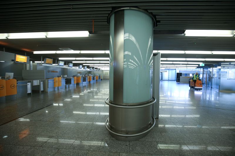 © Reuters. Área da Lufthansa no aeroporto de Frankfurt, Alemanha, vazio devido à pandemia de coronavírus