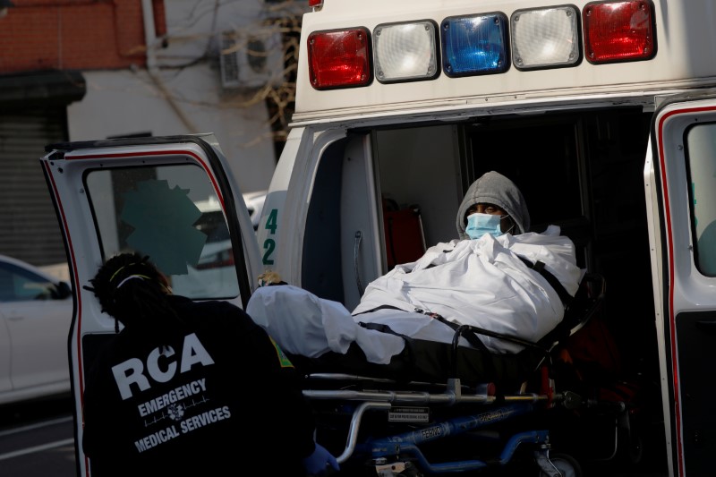 © Reuters. Paciente chega de ambulância ao Brooklyn Hospital Center, em Nova York (EUA)