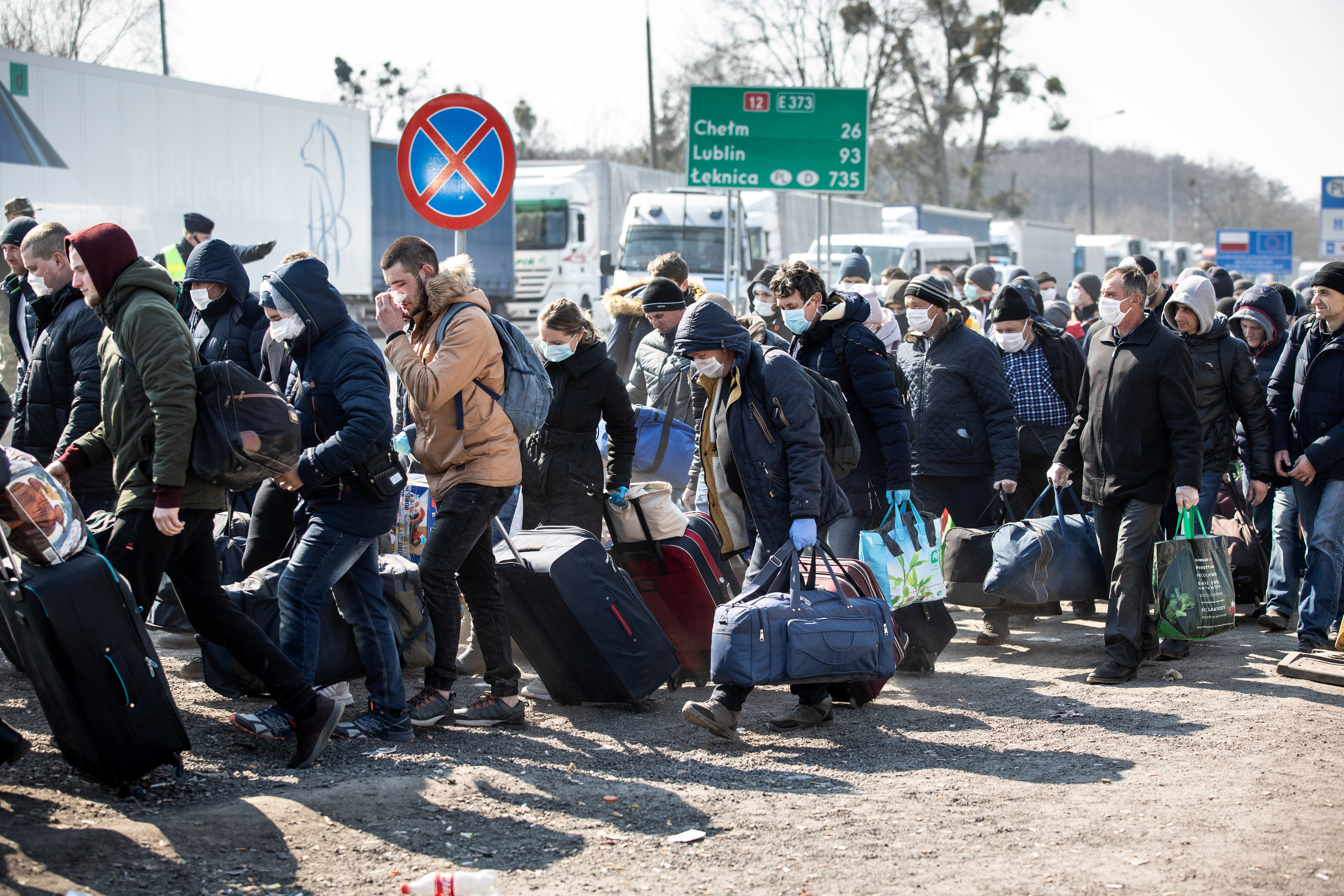 &copy; Reuters. People queue to cross to Ukraine at the border crossing in Dorohusk